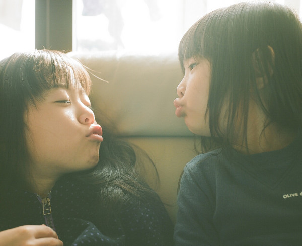 卡哇依！什麼都要親一下的日本小女孩11