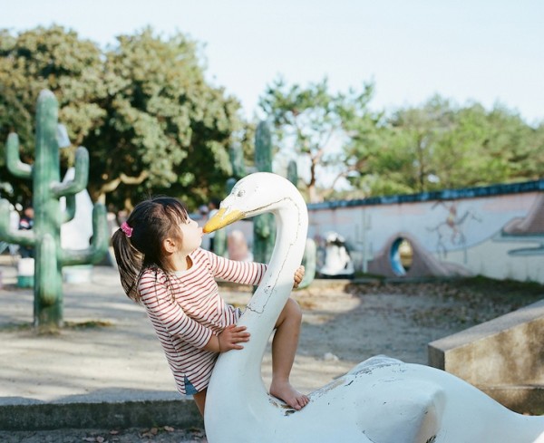 卡哇依！什麼都要親一下的日本小女孩3