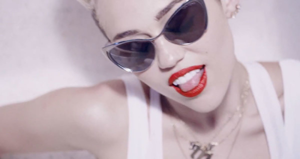 少了音樂的MV變得超詭異＋超尷尬1