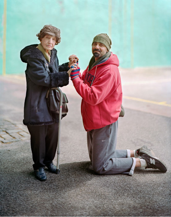 跟陌生人親密合影的尷尬樣子11