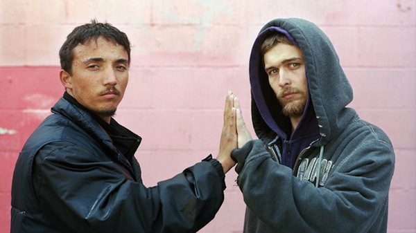 跟陌生人親密合影的尷尬樣子3