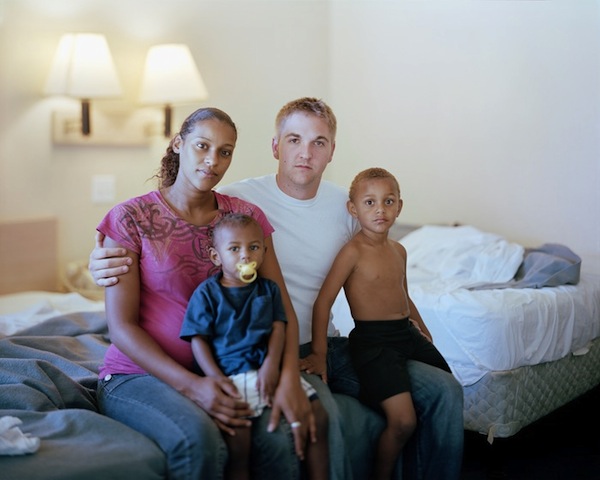 跟陌生人親密合影的尷尬樣子8